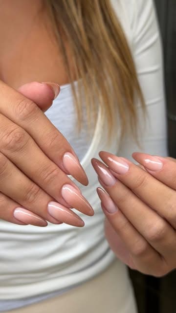 Ongles en amande, vernis nude — réel Instagram