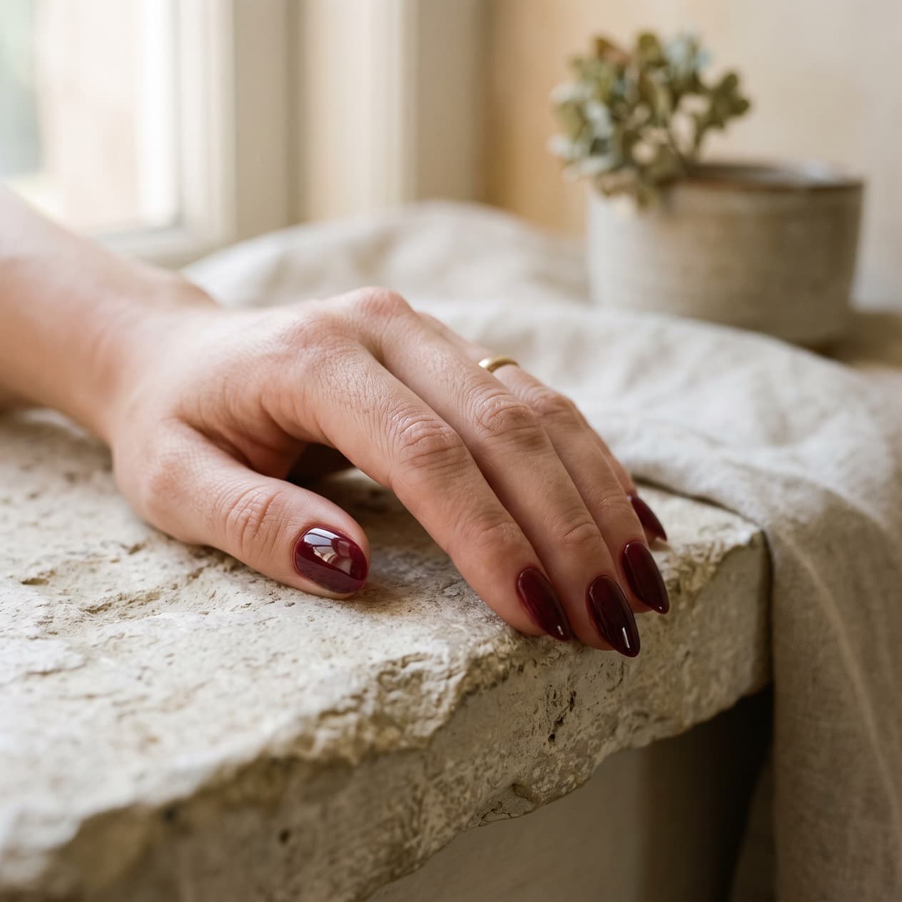 Manucure russe en semi-permanent bordeaux