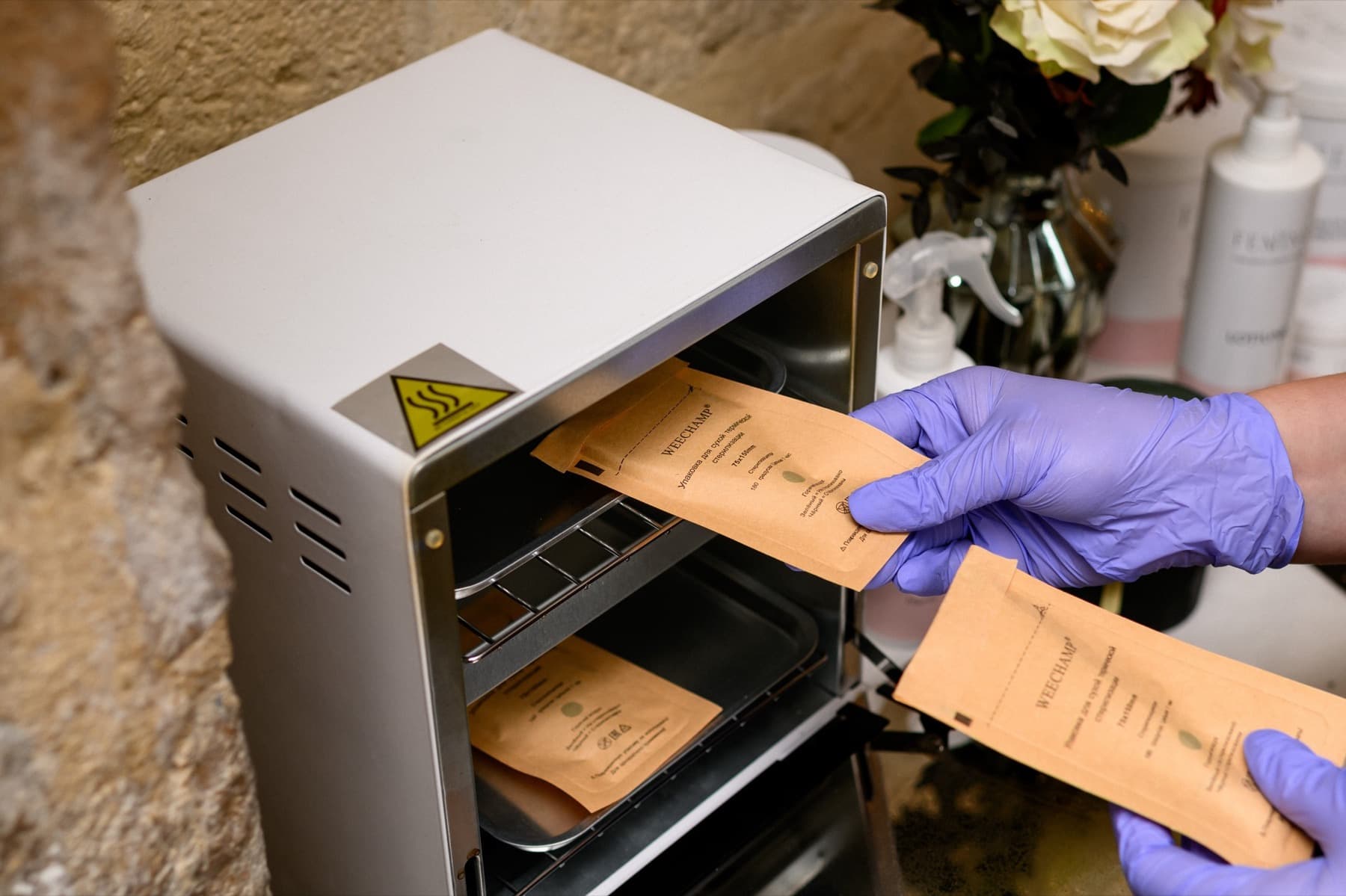 Instruments en sachets de stérilisation, placés dans l'autoclave