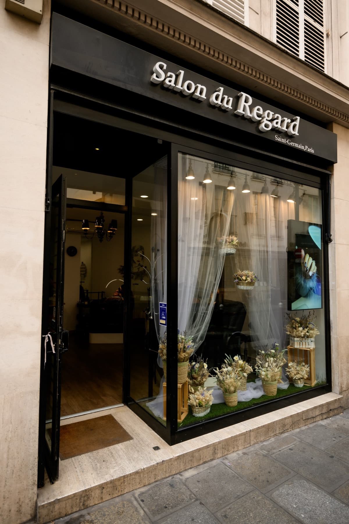La devanture du Salon du Regard, 22 rue des Quatre Vents