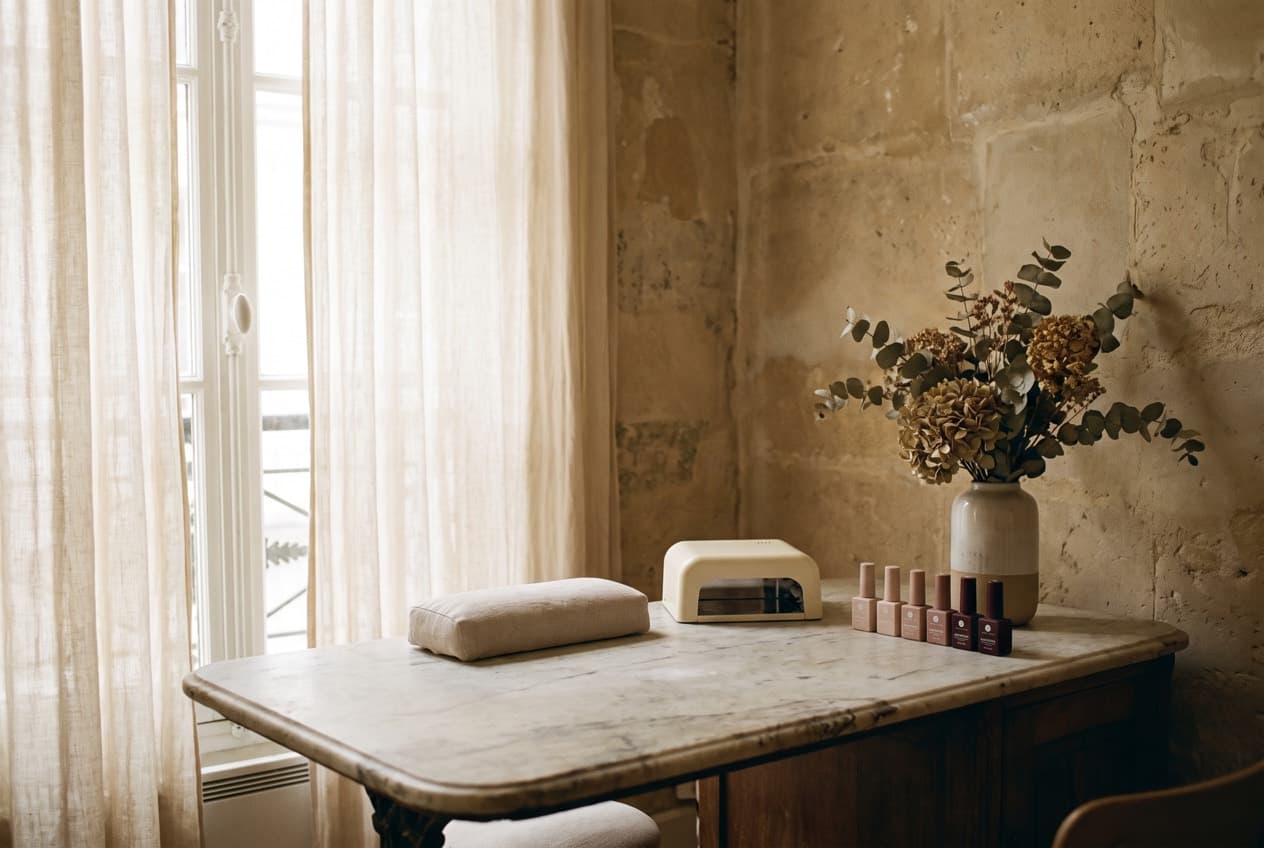 La table de manucure du salon, rue des Quatre Vents